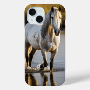 Funda Para iPhone 15 Caballo blanco en el lago