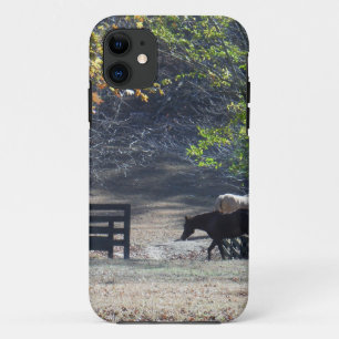Funda Para iPhone 11 Caballo marrón caminando a través de la cerca