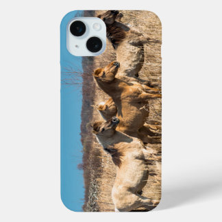 Funda Para iPhone 15 Mini Caballos salvajes en Wicken Fen, Inglaterra, Reino