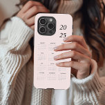Funda Para iPhone 15 Pro Calendario personalizado Pastel Pink 2025<br><div class="desc">En 2025, el hotel ofrece un ambiente elegante y organizado con esta estufa de teléfono de color rosa pastel personalizado. Con un diseño elegante y minimalista, este estuche de teléfono es funcional y de moda. El diseño del calendario le permite mirar rápidamente las fechas importantes, mientras que el funda duradero...</div>