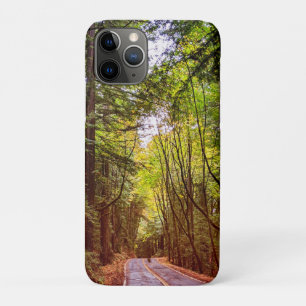 Funda Para iPhone 11 Pro Camino húmedo por los árboles verdes en Humboldt e