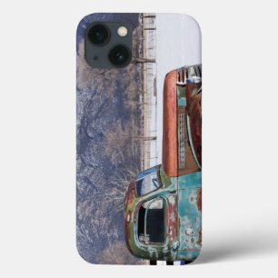 Funda Para iPhone 13 Camión viejo que se sienta en el campo