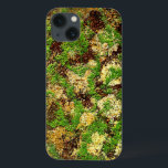 Funda Para iPhone 13 Camo Moss Rust Aged Grunge Vieja Textura<br><div class="desc">Este diseño único muestra una textura falsa de hierro oxidado/mezquita sobre un fondo hecho para lucir muy viejo y moteado. Es una textura de fondo anticuada y desgastada, que proporciona un camuflaje natural en el bosque o hace que parezca como si descubrieras tu funda/manga electrónica después de haber estado decayendo...</div>