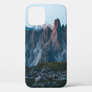 FUNDA PARA iPhone 12 CAMPO VERDE CERCA DE LA MONTAÑA