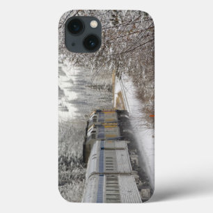 Funda Para iPhone 13 Canadá, Alberta. Tren de nieve del tren VIA entre