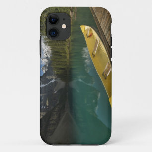 Funda Para iPhone 11 Canoa estacionada en un muelle a lo largo del lago