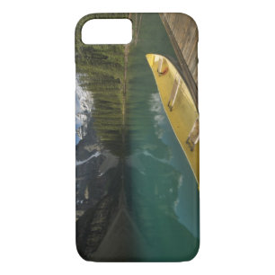 Funda Para iPhone 8/7 Canoe estacionado en un muelle a lo largo del lago