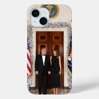 Funda Para iPhone 15 Casa Blanca de los Navidades de Donald y Melania T
