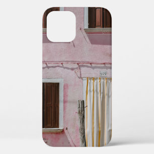 FUNDA PARA iPhone 12 CASA DE CONCRETO ROSA CON TRES VENTANAS Y UN DOO