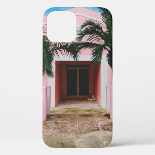 Funda Para iPhone 12 Casa de hormigón rosa y blanco cerca de árboles ve