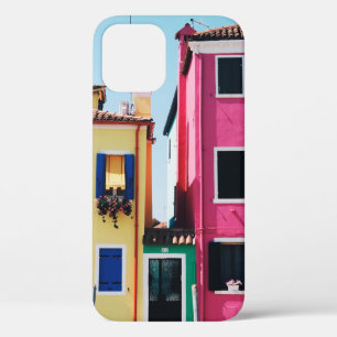 FUNDA PARA iPhone 12 CASAS DE CONCRETO AMARILLO Y ROSA DURANTE EL DÍA