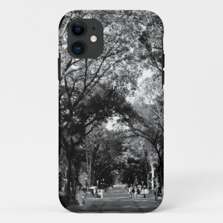 Funda Para iPhone 11 Central Park: Caminata de poetas en el BW de veran