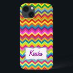 Funda Para iPhone 13 Chevron zigzag patrón estuche de iphone multicolor<br><div class="desc">Trending zigzag diseñado funda en audaz estuche rainbow hue id ipad de Sarah Trett. Personalizar con el nombre de su elección,  actualmente lee Kiesha.</div>
