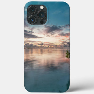 Funda Para iPhone 13 Pro Max cielo azul con nubes rojas y oscuras reflejadas en