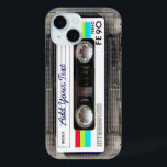 Funda Para iPhone 15 Cinta de cassette de música retro divertida de los<br><div class="desc">Un divertido diseño de nostalgia de cintas de audio retro de los años 80. Un regalo perfecto para el amante de la música, el músico, el artista o la vieja escuela. Un fresco retro de nostalgia con espacio para , añadir tu texto, letra, canción o canción favorita, banda o cualquier...</div>
