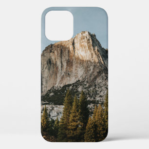 FUNDA PARA iPhone 12 CIRCUITO MARRÓN CERCA DE ÁRBOLES BAJO CIELO AZUL