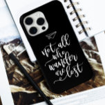 Funda Para iPhone 15 Pro Max Cita de viaje motivacional Guay en blanco y negro<br><div class="desc">Cita de viaje motivacional en blanco y negro clásico - No todos los que deambulan están perdidos.</div>