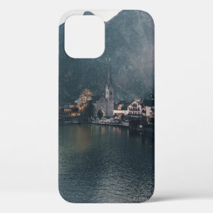 FUNDA PARA iPhone 12 CIUDAD JUNTO AL CUERPO DE AGUA Y MONTAÑAS