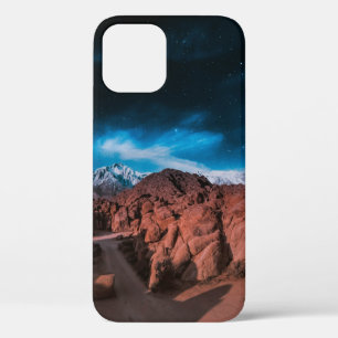 FUNDA PARA iPhone 12 COCHE NEGRO CERCA DE FORMACIONES DE ROCK
