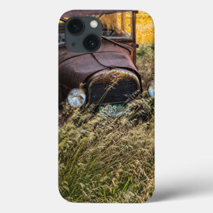 Funda Para iPhone 13 Coche viejo abandonado en hierba alta