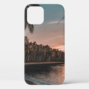 FUNDA PARA iPhone 12 COCOTEROS VERDES QUE CRUZAN LA PLAYA