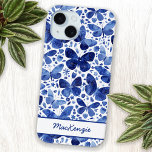 Funda Para iPhone 15 Color de agua de la mariposa azul personalizado<br><div class="desc">Pintura de patrón de mariposa color azul y blanco índigo. Cambie el nombre a personalizar.</div>