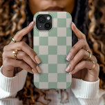 Funda Para iPhone 15 Comprobación del retro verde sabio<br><div class="desc">Estuche de diseño para teléfono de impresión de tablero de ajedrez boho en colores verde sabio y blanco roto. Utilice las herramientas de diseño para agregar su propio monograma,  nombre u otro texto,  o cambie el color de fondo para crear uno único de los tipos de cobertura del dispositivo.</div>
