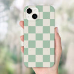 Funda Para iPhone 14 De Case-Mate Comprobación del retro verde sabio<br><div class="desc">Estuche de diseño para teléfono de impresión de tablero de ajedrez boho en colores verde sabio y blanco roto. Utilice las herramientas de diseño para agregar su propio monograma,  nombre u otro texto,  o cambie el color de fondo para crear uno único de los tipos de cobertura del dispositivo.</div>