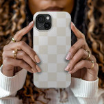 Funda Para iPhone 15 Comprobación retro de crema<br><div class="desc">Estuche de diseño para teléfono impreso en tablero de ajedrez boho en marfil y colores blancos. Utilice las herramientas de diseño para agregar su propio monograma,  nombre u otro texto,  o cambie el color de fondo para crear uno único de los tipos de cobertura del dispositivo.</div>