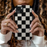 Funda Para iPhone 15 Comprobación retro en negro y crema<br><div class="desc">Estuche de diseño para teléfono impreso en tablero de ajedrez boho en color negro y marfil. Utilice las herramientas de diseño para agregar su propio monograma,  nombre u otro texto,  o cambie el color de fondo para crear uno único de los tipos de cobertura del dispositivo.</div>