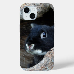 Funda Para iPhone 15 Conejo negro en hueco de un árbol