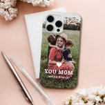 Funda Para iPhone 15 Pro Max Corto corazón te ama la foto del Día de la Madre<br><div class="desc">Cute Heart Love You Mom's Day Photo iPhone 15 Pro Max Phone Cases incluye tu foto favorita con el texto "(corazón de amor) you Mom" en un guión blanco moderno con tus nombres a continuación. Perfecto para mamá para cumpleaños, Navidades, Día de la Madre y vacaciones. Diseñado por ©2022 Evco...</div>