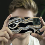 Funda Para iPhone 15 Pro Diamantes blancos, diseño de mandala de borde dora<br><div class="desc">Este diseño presenta diamantes blancos y dorados,  diseño de mandala sobre un fondo negro.</div>