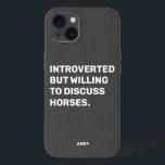 Funda Para iPhone 13 Divertido Introvertido Pero Dispuesto A Discutir C<br><div class="desc">Gracioso Gris Oscuro Introvertido pero dispuesto a discutir el caso de los caballos para los ecuestres. Esta divertida camisa de caballo también es un gran regalo para cualquier amante de los caballos. Utilice la herramienta de diseño para cambiar el color del texto si lo desea y seleccione el funda del...</div>