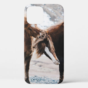 FUNDA PARA iPhone 12 DOS CABALLOS MARRONES EN EL CAMPO