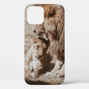 FUNDA PARA iPhone 12 DOS LONES MARRONES EN CAMPO VERDE