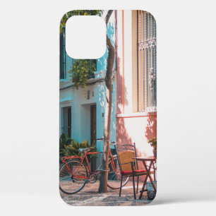 Funda Para iPhone 12 Dos mesas marrones afuera