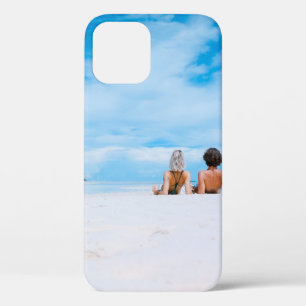 Funda Para iPhone 12 Dos mujeres tumbadas en una playa de arena blanca