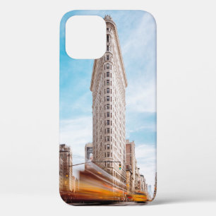 FUNDA PARA iPhone 12 EDIFICIO BEIGE CONCRETO CERCA DE LOS AUTOS