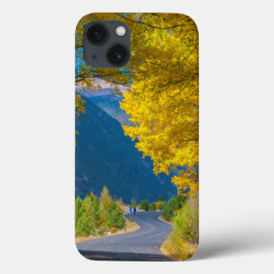 Funda Para iPhone 13 EE.UU., Colorado. Carretera flanqueada por ápendos