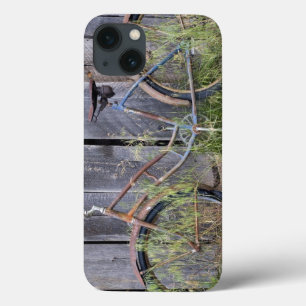 Funda Para iPhone 13 EE.UU., Oregón, Bend. Una bicicleta vieja y ruinos