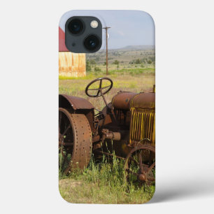 Funda Para iPhone 13 EE. UU., Oregón, Shaniko. Tractor viejo oxidado en