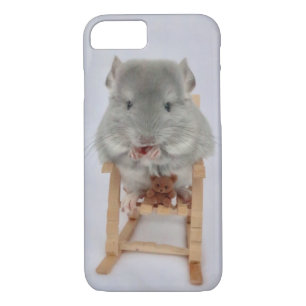 Funda Para iPhone 8/7 El bebé chinchilla sentado en una silla con oso de