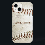 Funda Para iPhone 14 De Case-Mate El béisbol vintage personalizado<br><div class="desc">Una foto de una vieja pelota de béisbol proporciona el fondo para este estuche personalizado para iPhone. Añade tu nombre con una fuente de sans serif grunge angustiada a una sombra de marrón rojizo que coincida con el punto. Ideal para jugar al béisbol o para practicar deportes en la lista...</div>