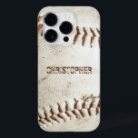 Funda Para iPhone 14 Pro De Case-Mate El béisbol vintage personalizado<br><div class="desc">Una foto de una vieja pelota de béisbol proporciona el fondo para este estuche personalizado para iPhone. Añade tu nombre con una fuente de sans serif grunge angustiada a una sombra de marrón rojizo que coincida con el punto. Ideal para jugar al béisbol o para practicar deportes en la lista...</div>