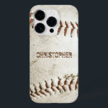 Funda Para iPhone 14 Pro De Case-Mate El béisbol vintage personalizado<br><div class="desc">Una foto de una vieja pelota de béisbol proporciona el fondo para este estuche personalizado para iPhone. Añade tu nombre con una fuente de sans serif grunge angustiada a una sombra de marrón rojizo que coincida con el punto. Ideal para jugar al béisbol o para practicar deportes en la lista...</div>