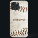 Funda Para iPhone 13 Pro Max El béisbol vintage personalizado<br><div class="desc">Una foto de una vieja pelota de béisbol proporciona el fondo para este estuche personalizado para iPhone. Añade tu nombre con una fuente de sans serif grunge angustiada a una sombra de marrón rojizo que coincida con el punto. Ideal para jugar al béisbol o para practicar deportes en la lista...</div>