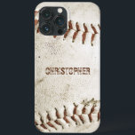 Funda Para iPhone 13 Pro Max El béisbol vintage personalizado<br><div class="desc">Una foto de una vieja pelota de béisbol proporciona el fondo para este estuche personalizado para iPhone. Añade tu nombre con una fuente de sans serif grunge angustiada a una sombra de marrón rojizo que coincida con el punto. Ideal para jugar al béisbol o para practicar deportes en la lista...</div>