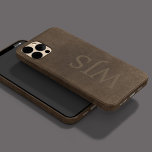 Funda Para iPhone 15 El cuero falso marrón monogramado se ve masculino<br><div class="desc">Cuero vintage (IMPRESIÓN,  NO TEXTURA REAL) estuche para iPhone elegante masculino marrón oscuro con monograma personalizado de 3 letras.</div>