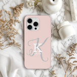 Funda Para iPhone 15 Pro Max Elegante Monograma Único Femenino Rubor Rosa<br><div class="desc">Una elegante representación de su nombre y monograma acentúa este estuche para iPhone personalizado con serifs clásicos y una tipografía de escritura más ornamentada tiene una simetría bellamente equilibrada. Los tres elementos se combinan con elegancia para crear su propio logotipo de marca personal. Se muestra aquí con un fondo rosa...</div>